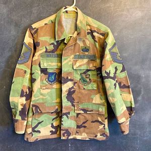 Air Force jacket size small short. In good condition. Great for hunting!